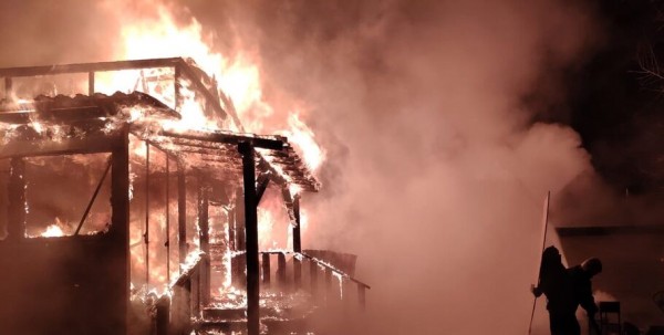 Под Омском сгорел большой дачный дом