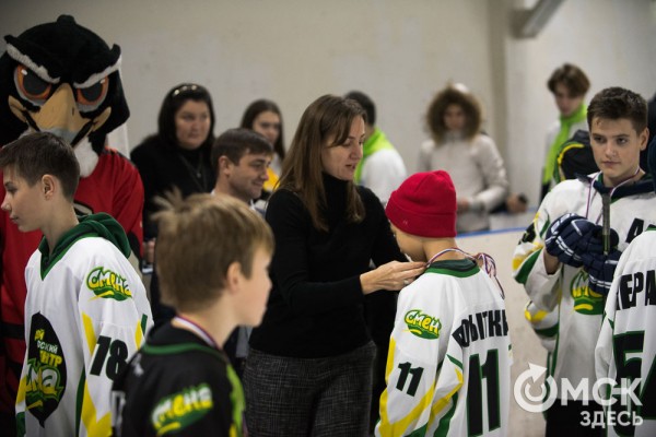 Скрестить клюшки! В Омске открылся сезон детского дворового хоккея Скрестить клюшки! В Омске открылся сезон детского дворового хоккея