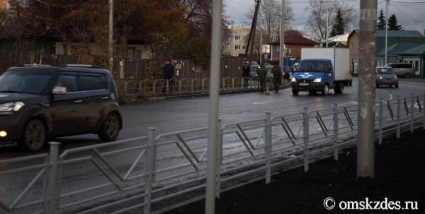 В мэрии прокомментировали падение заборов на улицах Омска