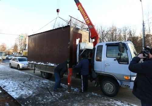 В Омске сотнями выносят незаконные торговые киоски
