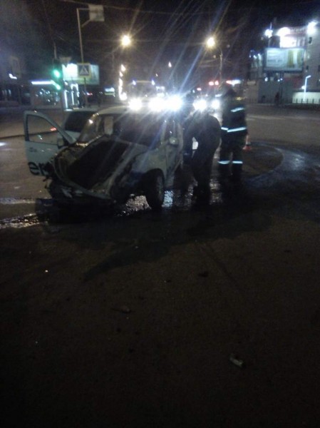 В Омске водителя зажало в автомобиле после аварии