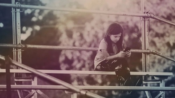 Восьмилетняя девочка выпала из окна после того, как мать нашла ее интимную переписку