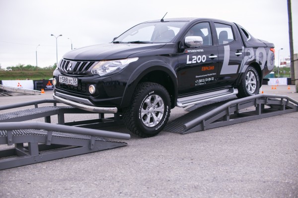 Дилерский центр «Евразия» продемонстрировал Омску внедорожные возможности моделей Mitsubishi.