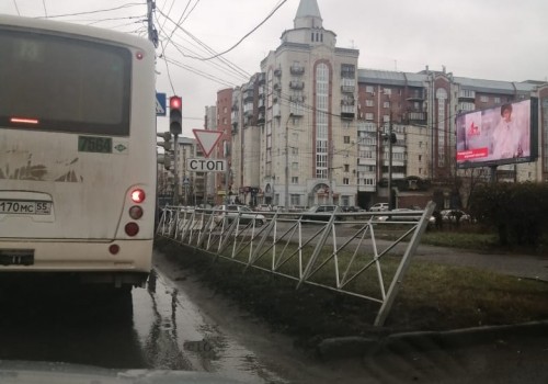 Мэрия объяснила, почему на омских улицах попадали заборы