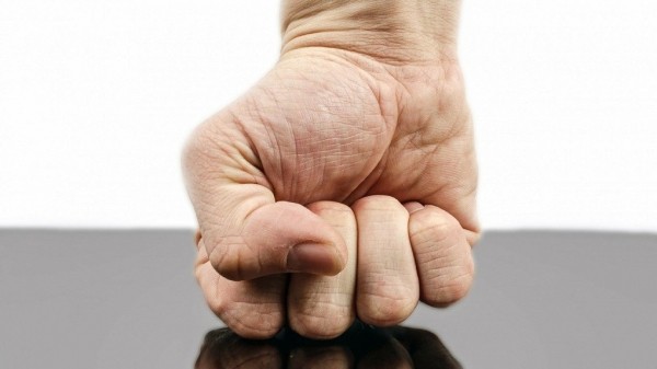 Омич сломал знакомому ребро Омич сломал знакомому ребро