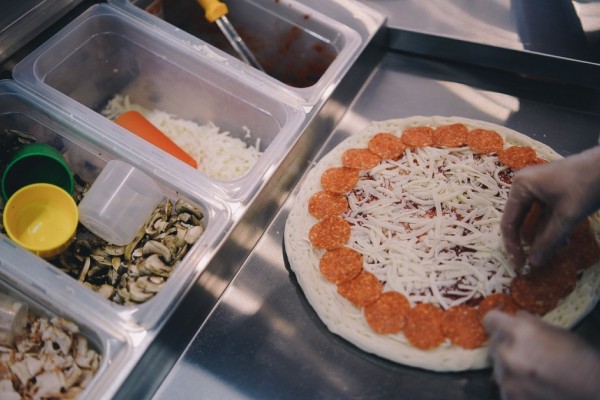 Пиццу заказывали? Как в Новосибирске делают итальянское блюдо с американским акцентом и капелькой добра Пиццу заказывали? Как в Новосибирске делают итальянское блюдо с американским акцентом и капелькой добра