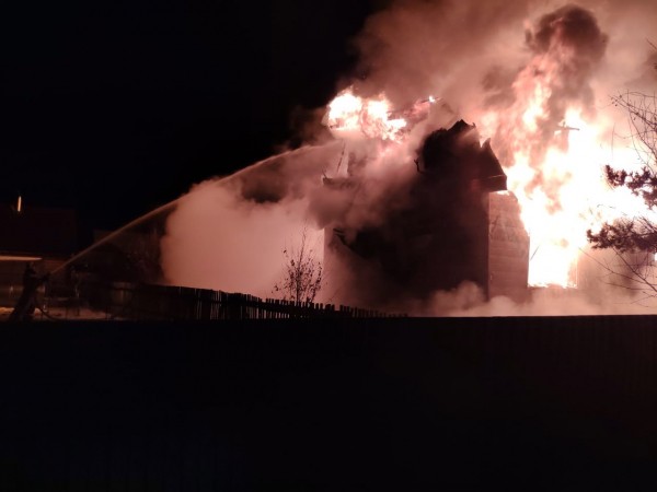 Под Омском сгорел большой дачный дом