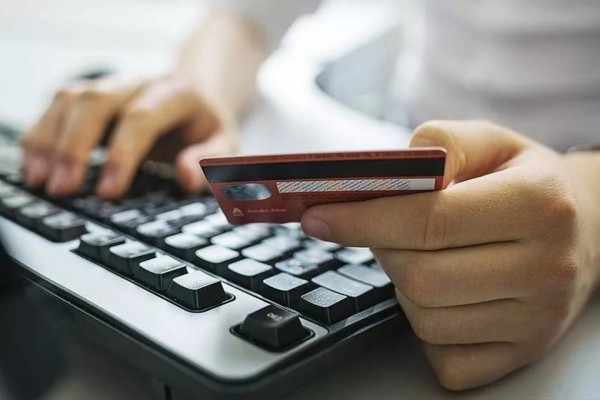 Библия, БАДы и фальшивая девушка: изучаем новые приёмы омских мошенников