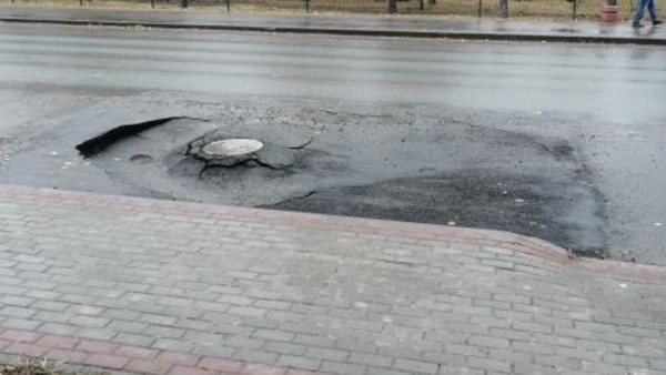 В Омске образовался провал на дороге с «самовосстанавливающимся» асфальтом В Омске образовался провал на дороге с «самовосстанавливающимся» асфальтом