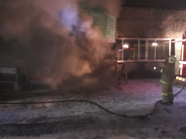 В Омске 64 спасателя тушили пожар в магазине