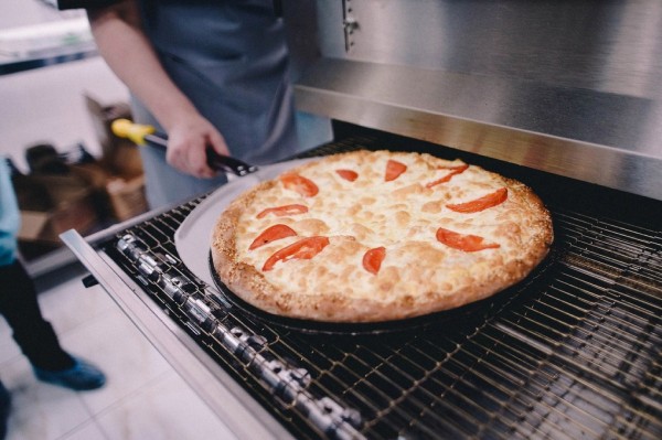 Пиццу заказывали? Как в Новосибирске делают итальянское блюдо с американским акцентом и капелькой добра Пиццу заказывали? Как в Новосибирске делают итальянское блюдо с американским акцентом и капелькой добра