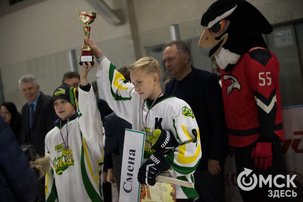 Скрестить клюшки! В Омске открылся сезон детского дворового хоккея Скрестить клюшки! В Омске открылся сезон детского дворового хоккея