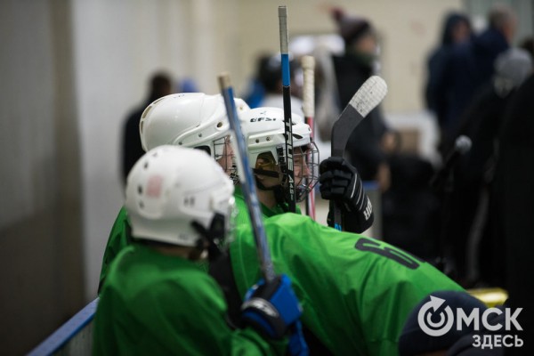 Скрестить клюшки! В Омске открылся сезон детского дворового хоккея Скрестить клюшки! В Омске открылся сезон детского дворового хоккея
