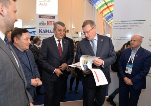 Новосибирский губернатор, оказывается, каждую неделю без шума бывает в Омске Новосибирский губернатор, оказывается, каждую неделю без шума бывает в Омске