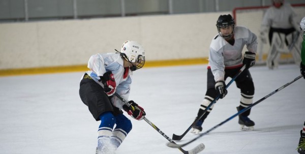 Скрестить клюшки! В Омске открылся сезон детского дворового хоккея Скрестить клюшки! В Омске открылся сезон детского дворового хоккея