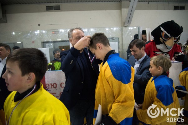 Скрестить клюшки! В Омске открылся сезон детского дворового хоккея Скрестить клюшки! В Омске открылся сезон детского дворового хоккея
