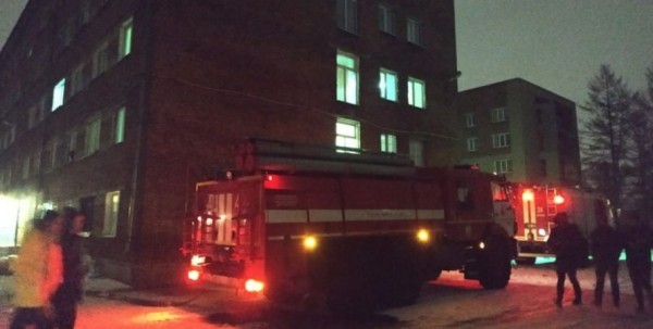 В Кировском округе Омска ночью горело общежитие
