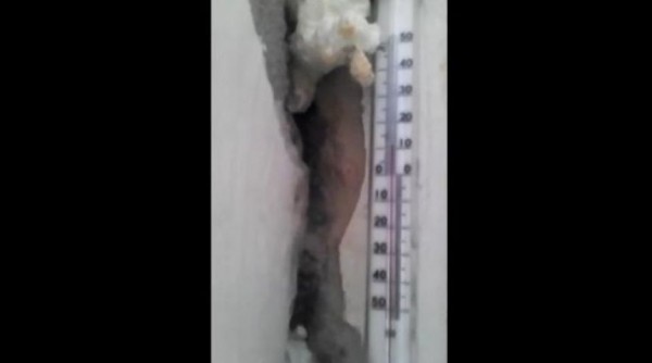 Госжилинспекция обвинила депстрой в проблемах омича, живущего в квартире с плесенью