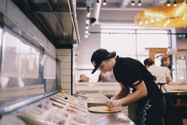 Пиццу заказывали? Как в Новосибирске делают итальянское блюдо с американским акцентом и капелькой добра Пиццу заказывали? Как в Новосибирске делают итальянское блюдо с американским акцентом и капелькой добра