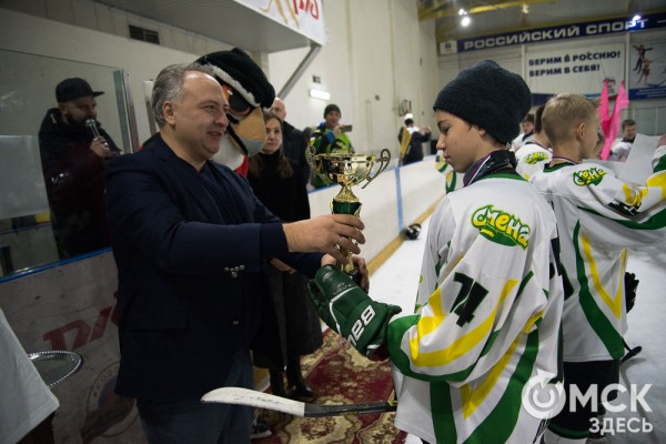 Скрестить клюшки! В Омске открылся сезон детского дворового хоккея Скрестить клюшки! В Омске открылся сезон детского дворового хоккея