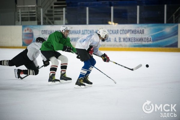 Скрестить клюшки! В Омске открылся сезон детского дворового хоккея Скрестить клюшки! В Омске открылся сезон детского дворового хоккея