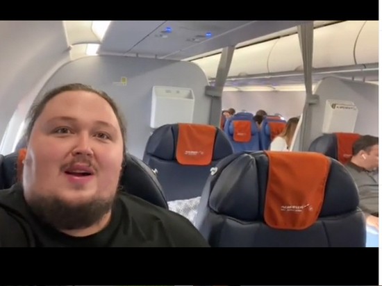 Сын Сафронова рассказал, как провалился в унитаз на самолете