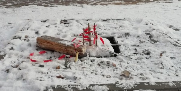 В сквере Молодожёнов штыри по-прежнему представляют опасность