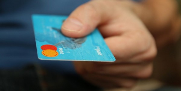 На омскую мошенницу завели десять уголовных дел