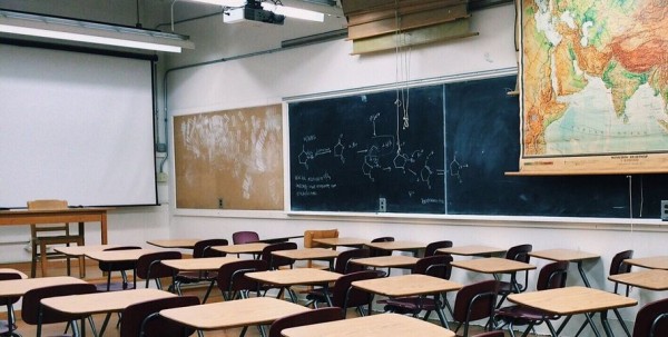 Обрушение потолка в любинской школе устранят за выходные