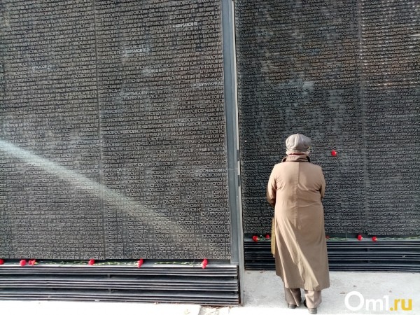 «С трудом удалось посмотреть»: повторное зажжение Вечного огня вызвало ажиотаж в Новосибирске