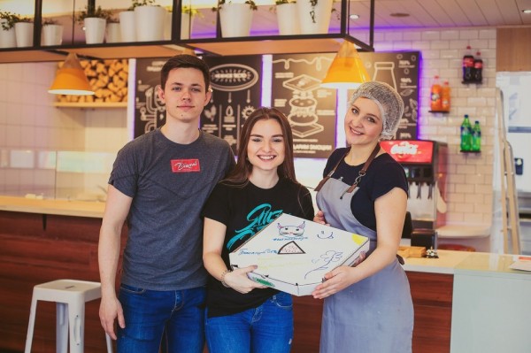 Пиццу заказывали? Как в Новосибирске делают итальянское блюдо с американским акцентом и капелькой добра Пиццу заказывали? Как в Новосибирске делают итальянское блюдо с американским акцентом и капелькой добра