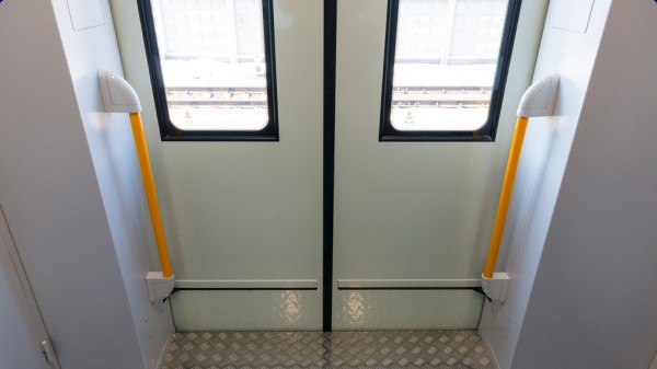 «Курение запрещено»: новосибирец хотел получить компенсацию за курение пассажира в электричке, но не смог