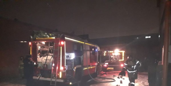 В Омске 64 спасателя тушили пожар в магазине