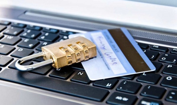 Библия, БАДы и фальшивая девушка: изучаем новые приёмы омских мошенников