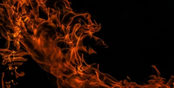 Омские пожарные спасли человека из загоревшегося дома