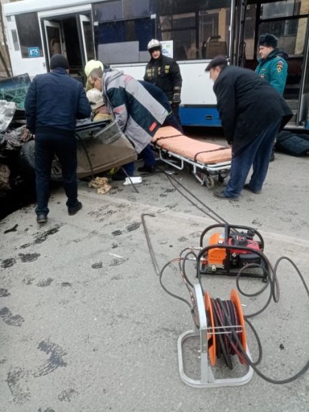 В Омске столкнулись машина и автобус, есть пострадавшие