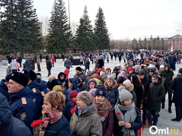 «С трудом удалось посмотреть»: повторное зажжение Вечного огня вызвало ажиотаж в Новосибирске