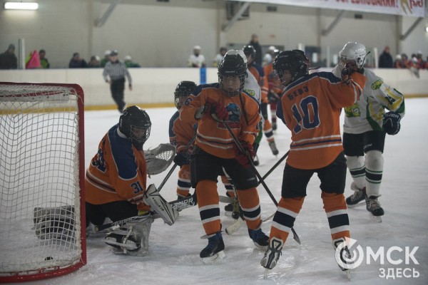 Скрестить клюшки! В Омске открылся сезон детского дворового хоккея Скрестить клюшки! В Омске открылся сезон детского дворового хоккея
