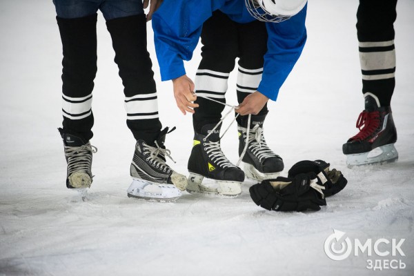 Скрестить клюшки! В Омске открылся сезон детского дворового хоккея Скрестить клюшки! В Омске открылся сезон детского дворового хоккея