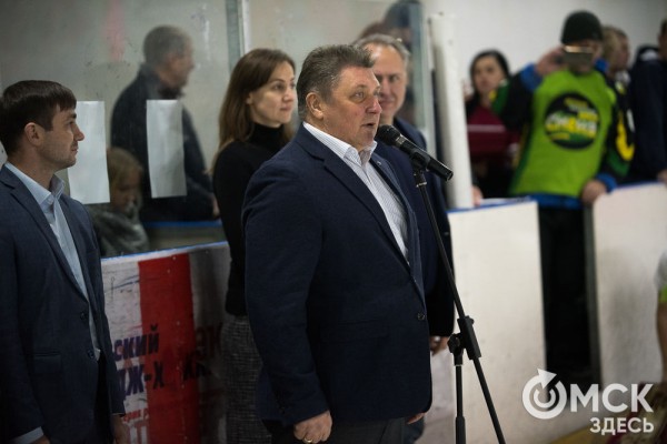 Скрестить клюшки! В Омске открылся сезон детского дворового хоккея Скрестить клюшки! В Омске открылся сезон детского дворового хоккея