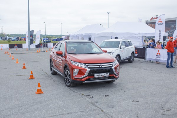 Дилерский центр «Евразия» продемонстрировал Омску внедорожные возможности моделей Mitsubishi.