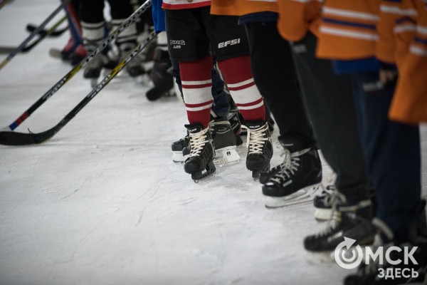 Скрестить клюшки! В Омске открылся сезон детского дворового хоккея Скрестить клюшки! В Омске открылся сезон детского дворового хоккея
