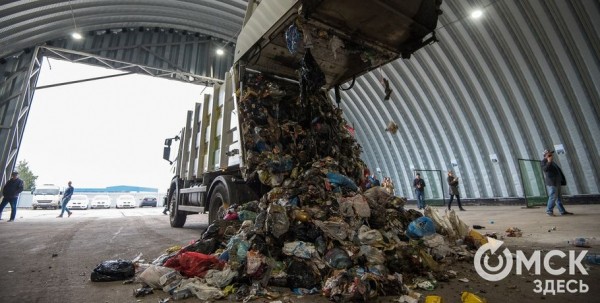 Мусоровозы омского регоператора поймали на нелегальной свалке