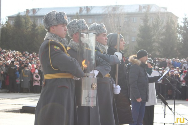 «С трудом удалось посмотреть»: повторное зажжение Вечного огня вызвало ажиотаж в Новосибирске