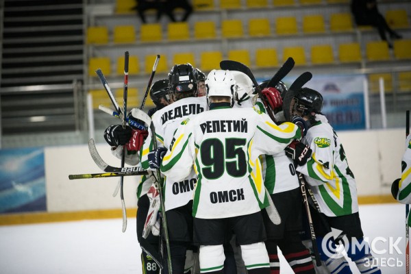 Скрестить клюшки! В Омске открылся сезон детского дворового хоккея Скрестить клюшки! В Омске открылся сезон детского дворового хоккея