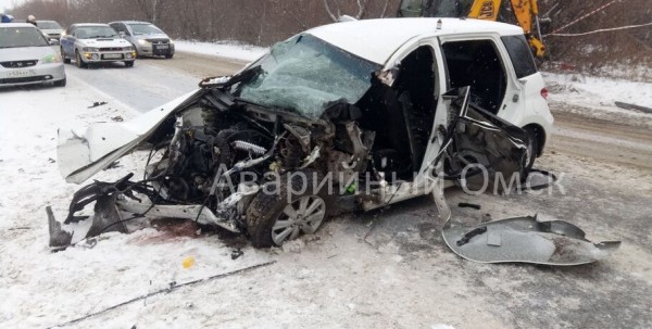 Легковушка на встречке врезалась в погрузчик, четверо в больнице