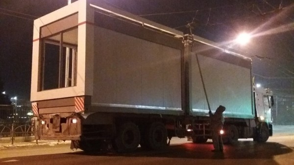 В Омске теплые остановки запутались в проводах В Омске теплые остановки запутались в проводах