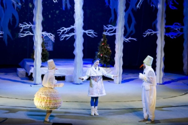 Станет ли внучка Бабы-яги Снегурочкой. В ТЮЗе покажут новогоднюю историю Станет ли внучка Бабы-яги Снегурочкой. В ТЮЗе покажут новогоднюю историю