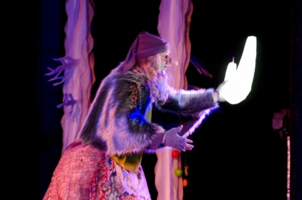 Станет ли внучка Бабы-яги Снегурочкой. В ТЮЗе покажут новогоднюю историю Станет ли внучка Бабы-яги Снегурочкой. В ТЮЗе покажут новогоднюю историю