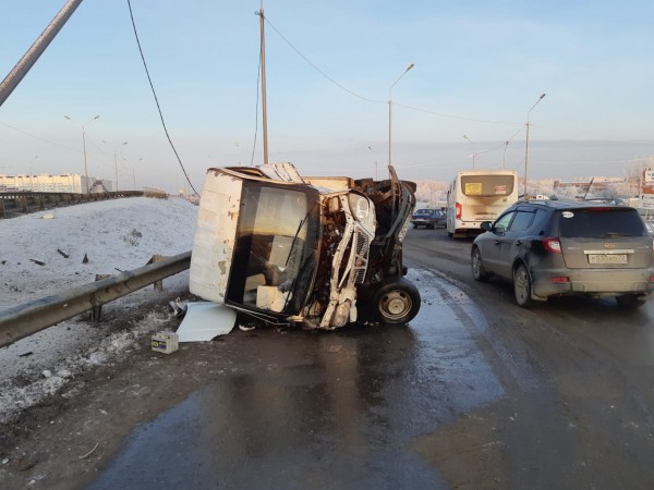 Пассажирский ПАЗ опрокинул грузовик на омской дороге Пассажирский ПАЗ опрокинул грузовик на омской дороге